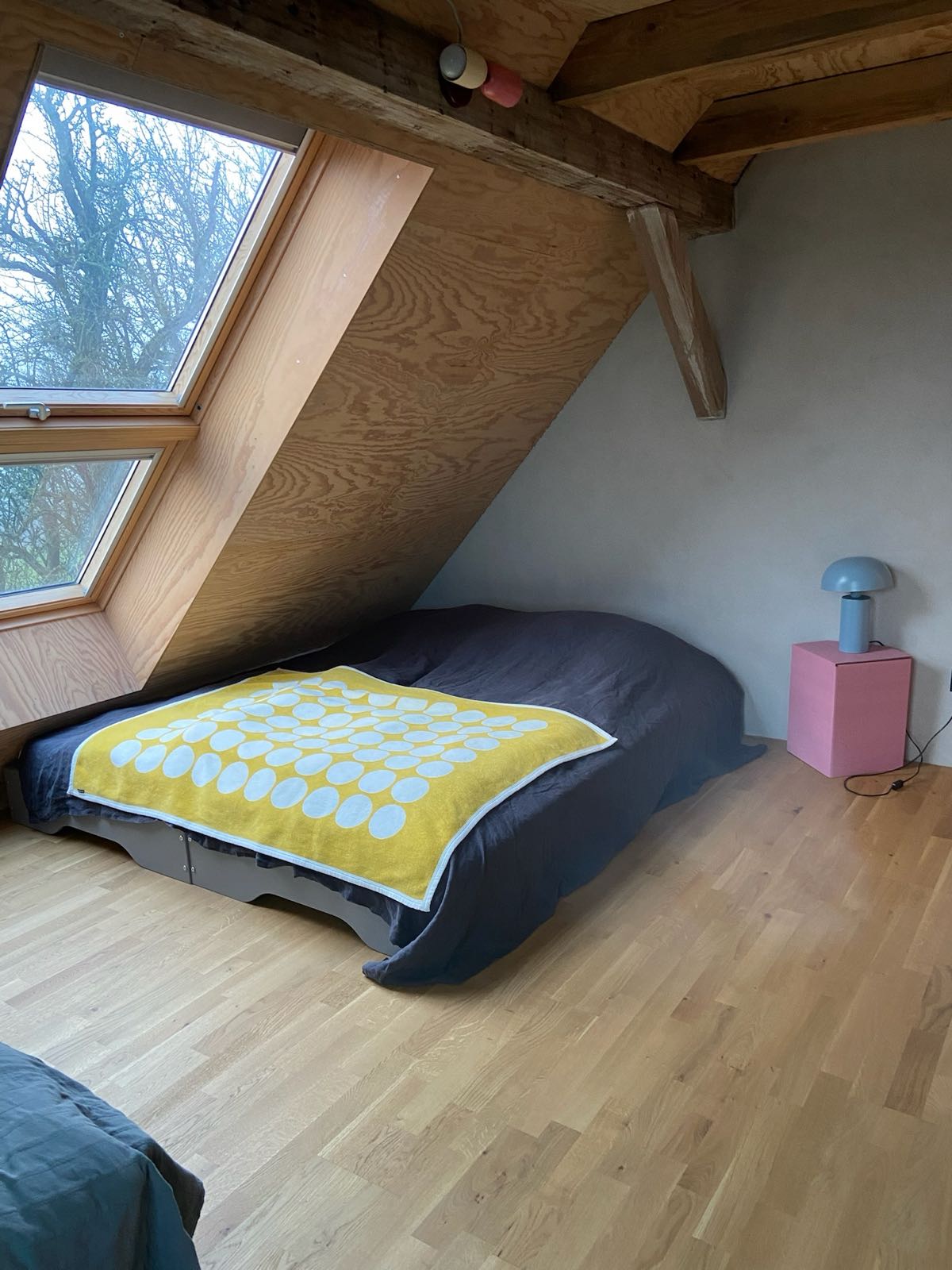 Schlafzimmer unter dem Dach mit Holz