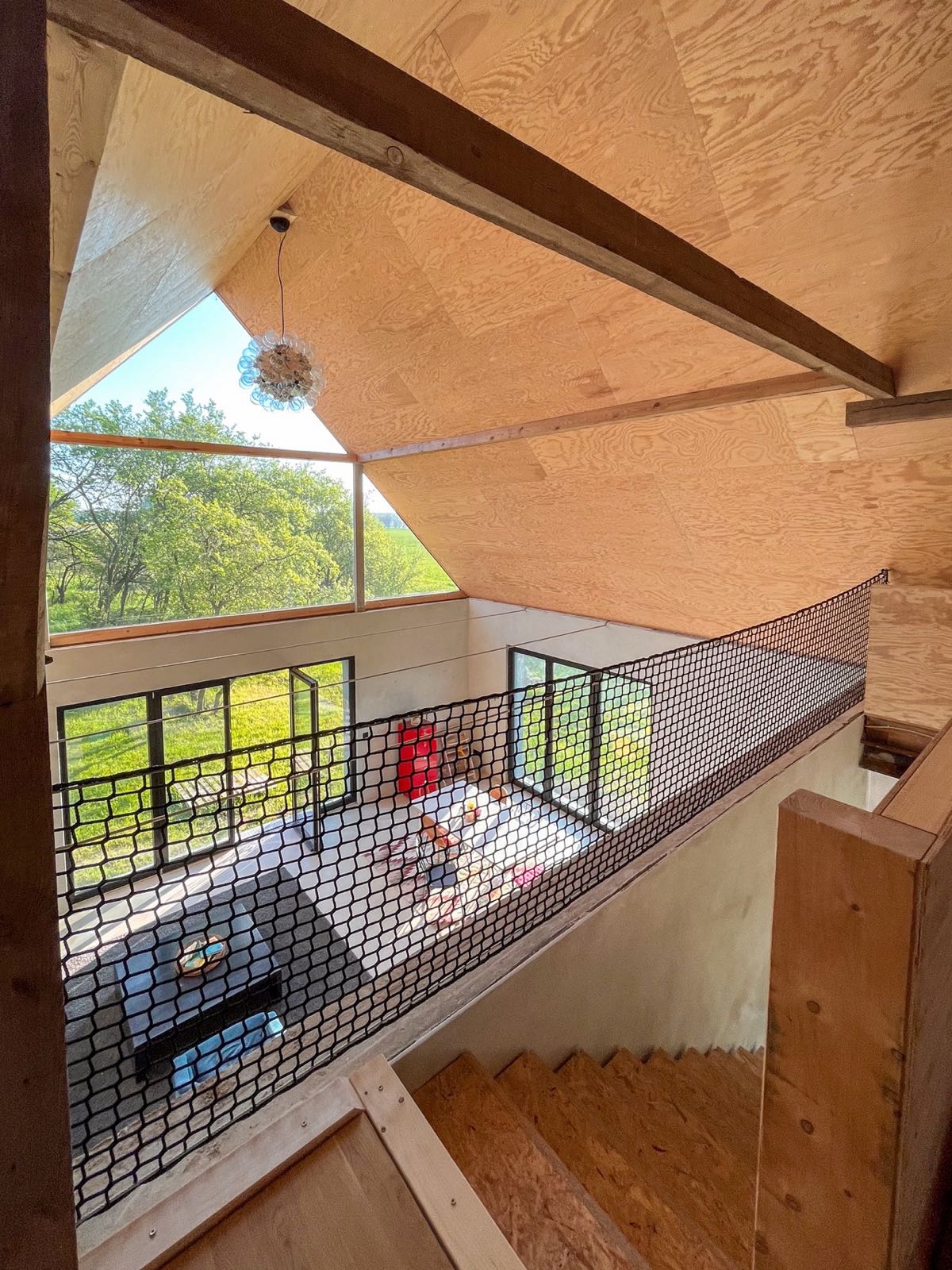 Galerie mit Netz und Blick in den Wohnraum