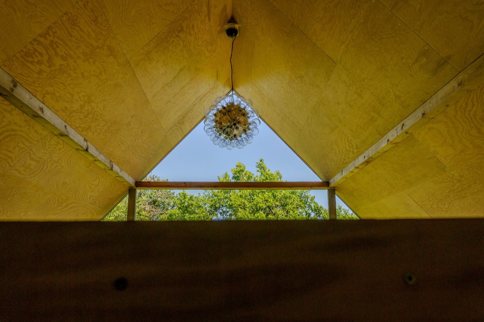 Blick hinauf zum Giebel mit Fenster