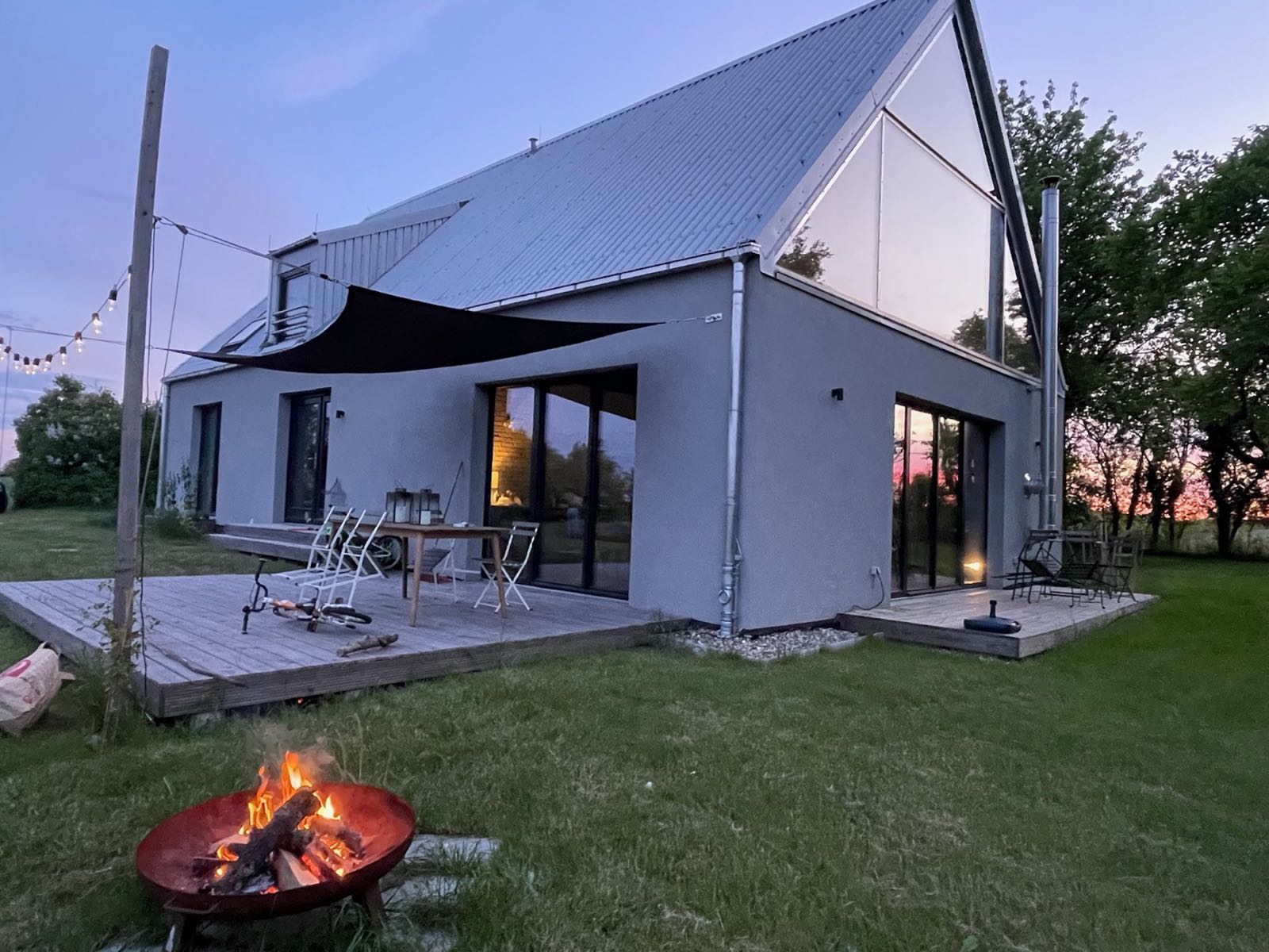 Ferienhaus mit Terrasse in der Abenddämmerung