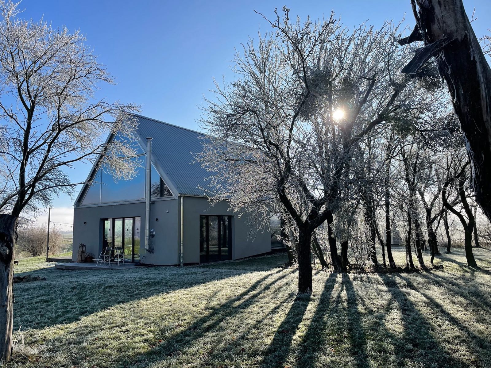 Ferienhaus an einem frostigen Wintermorgen