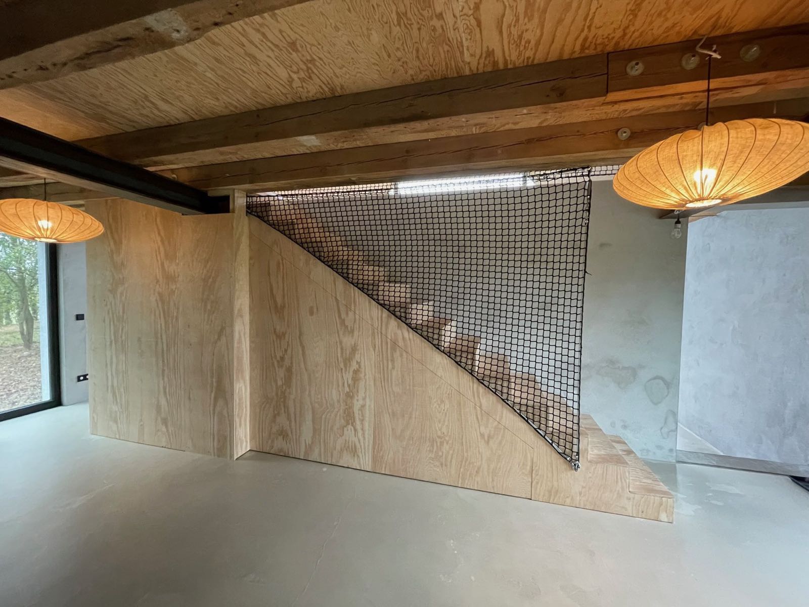 Treppe und Empore mit Pendelleuchten